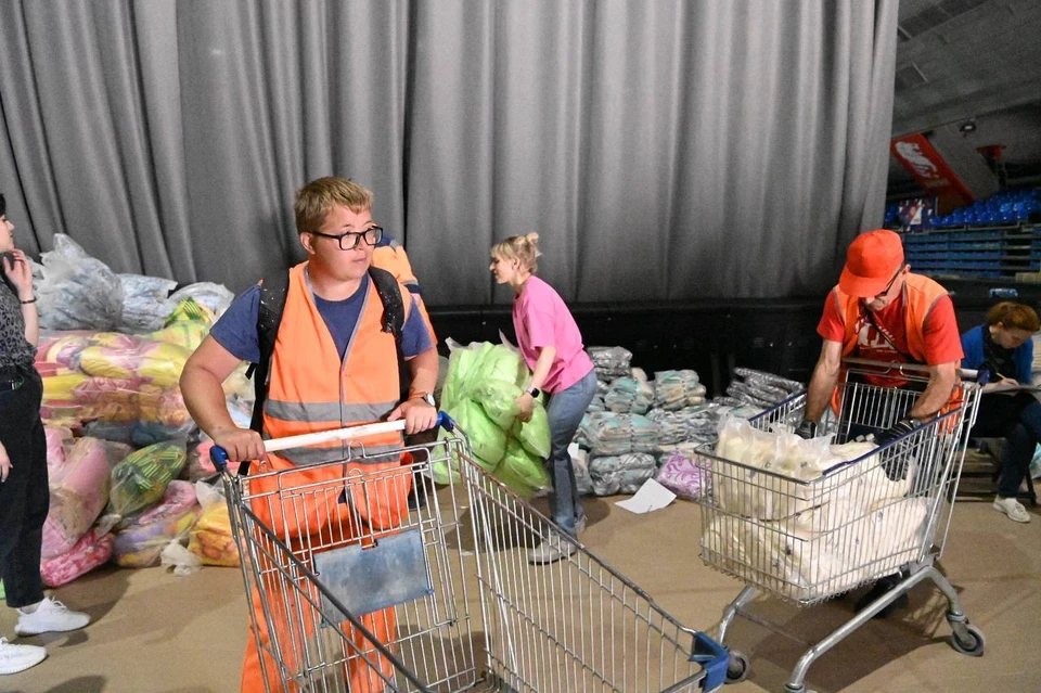 Сегодня партия продуктов и одежды прибывает в областную столицу из Калужской и Свердловской областей.