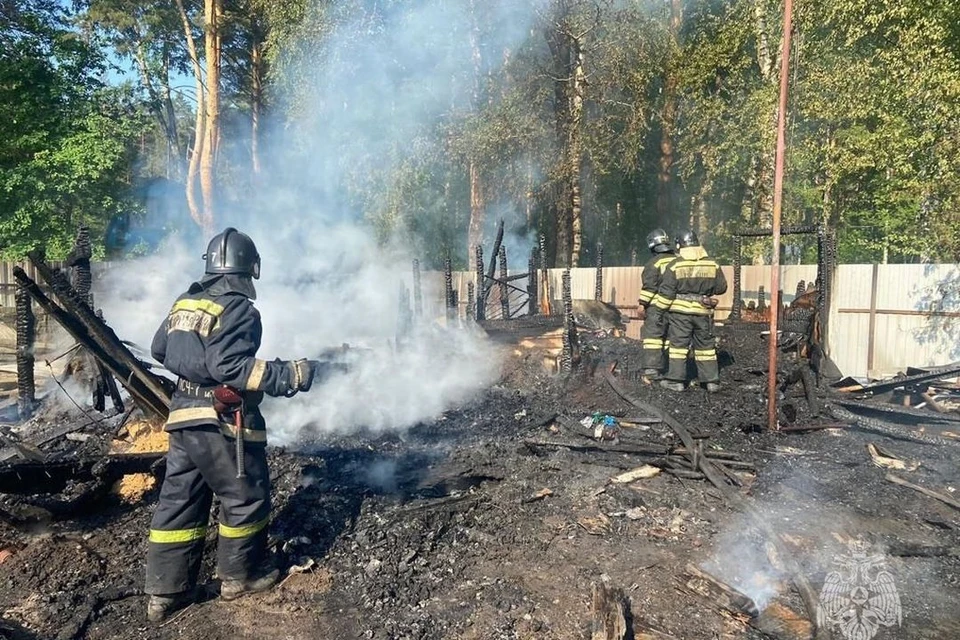 На месте работают пожарные. Фото: пресс-служба МЧС России по НСО