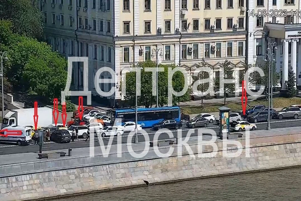 На месте ДТП работают оперативные службы города