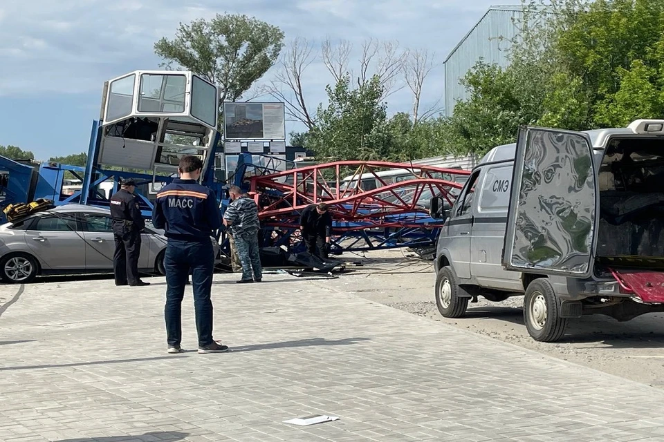 Застройщик проводит расследование после падения крана на стройке элитного дома в Новосибирске.