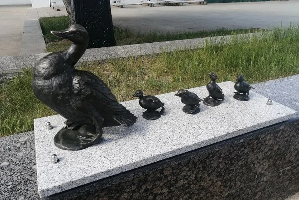 В Ярославле вернули на место скульптуру утиного семейства на Речном вокзале
