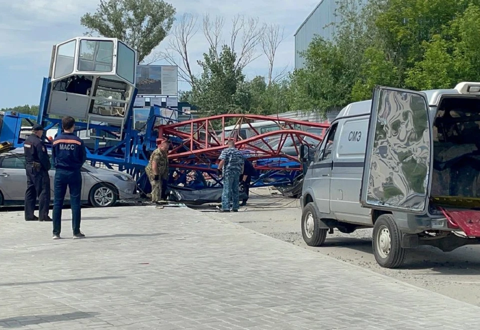 Кран рухнул вместе с крановщицей.
