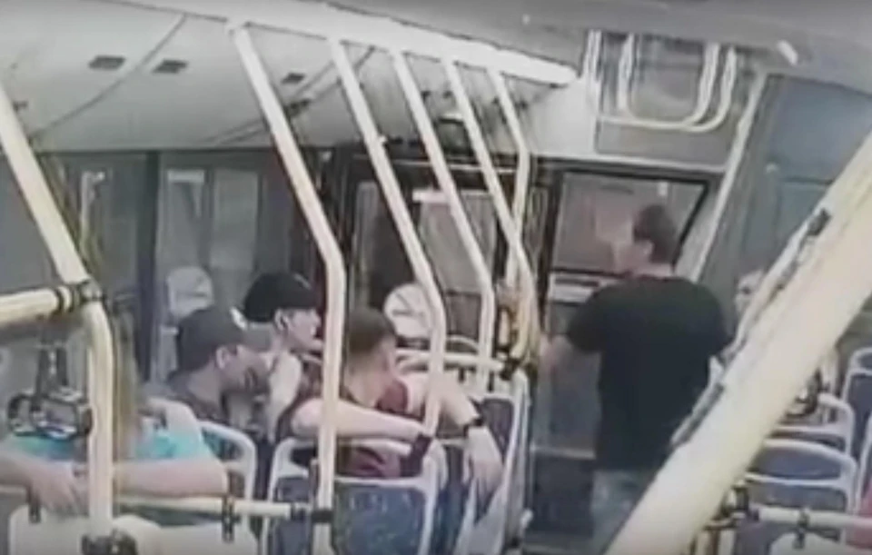 В астраханском автобусе между пассажирами произошла перепалка