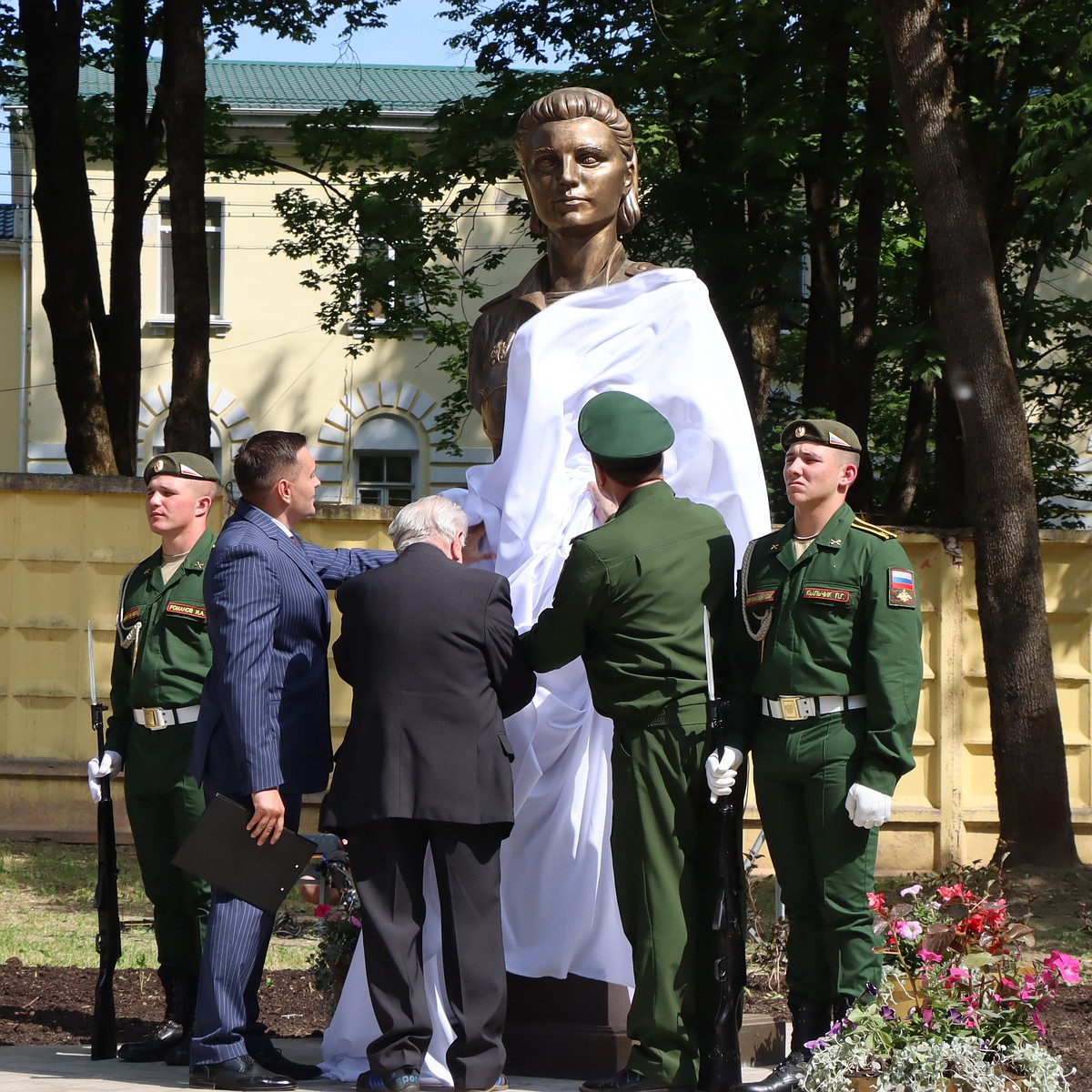 В Смоленске появился памятник Герою Советского Союза, легендарной Екатерине  Дёминой - KP.RU