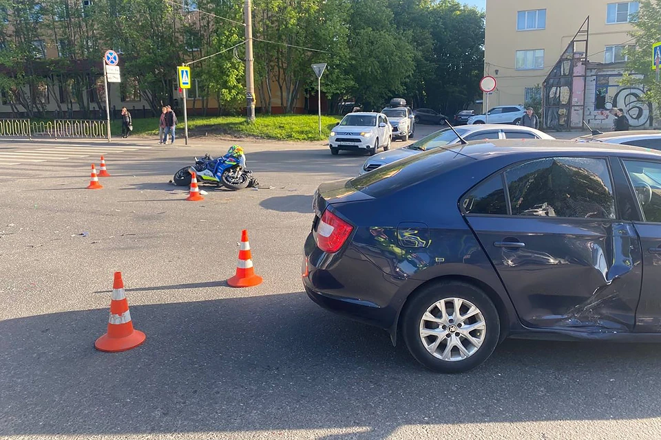 Вечером 16 июня у дома №24 на проспекте Ленина в Мурманске произошло ДТП с участием мотоциклиста. Фото: УГИБДД по Мурманской области