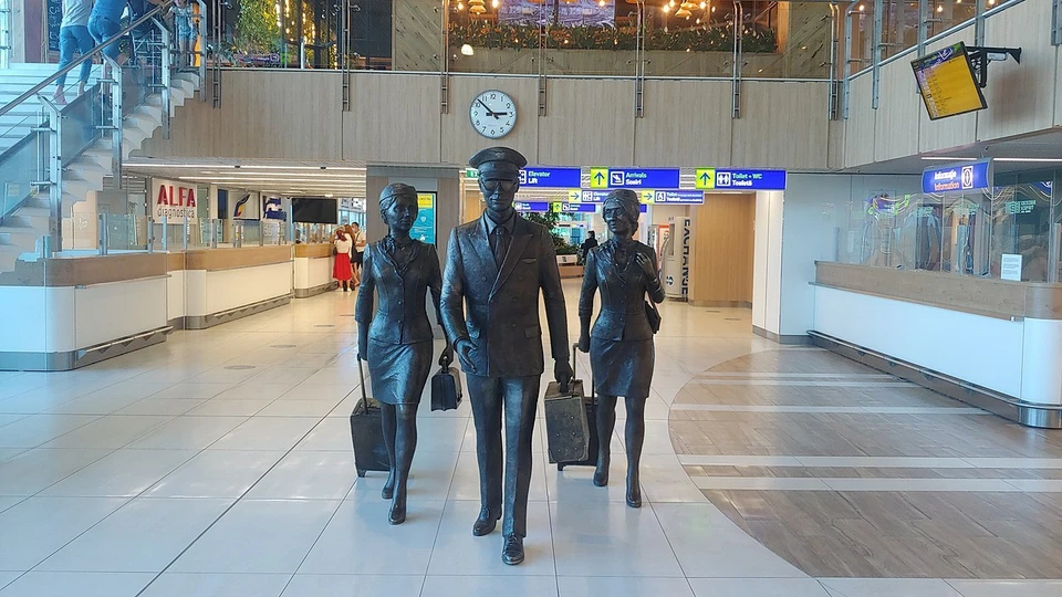 Новое название скульптуры в Кишиневском аэропорту: "Тут делать нечего. Поехали отсюда в Ясский аэропорт". Фото: соцсети.