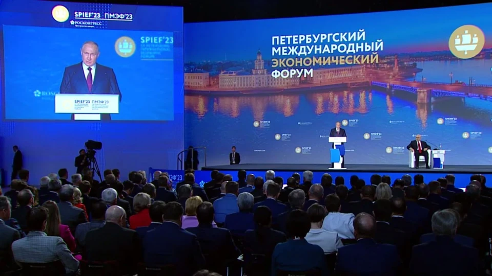 Президент России Владимир Путин выступил на ПМЭФ-2023
