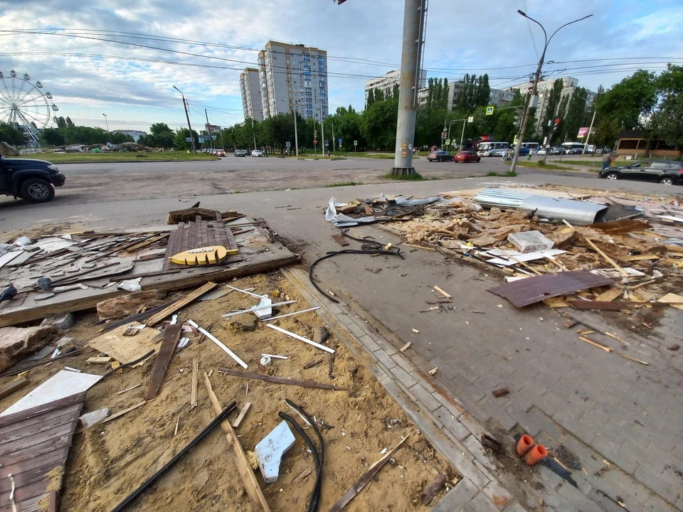 Почти все торговые павильоны демонтировали.