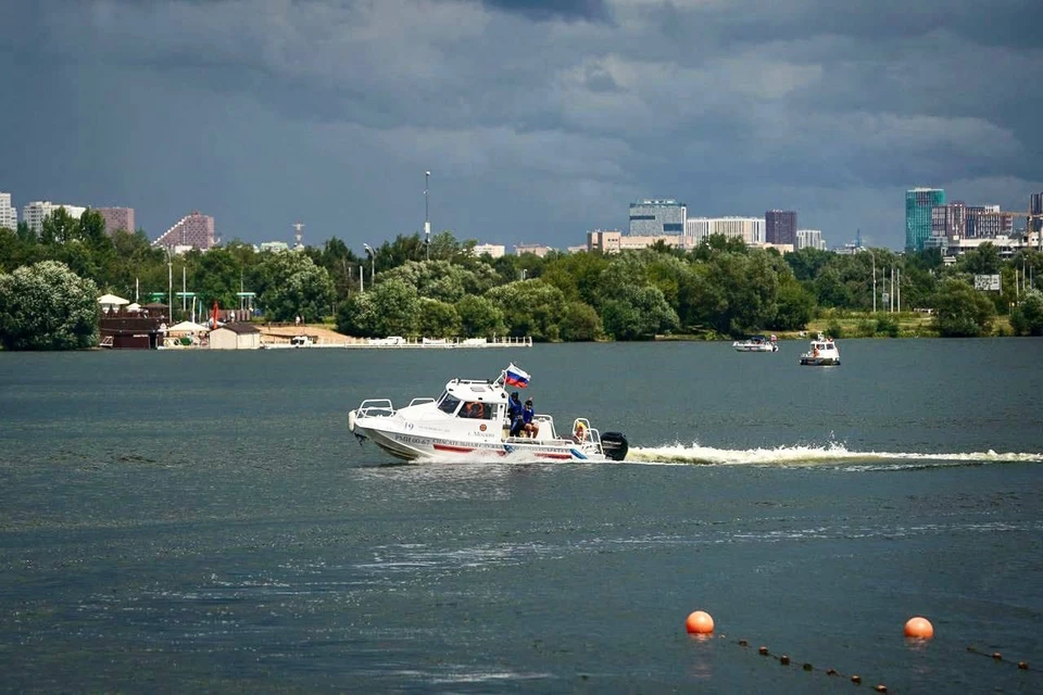 Спасатели приступили к усиленному патрулированию всей акватории Москвы-реки и внутренних водоемов