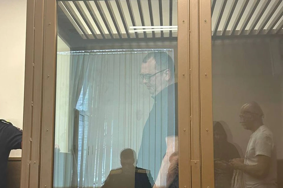 Мужчина обвиняется в применении насилия в отношении власти и в незаконном обороте наркотиков