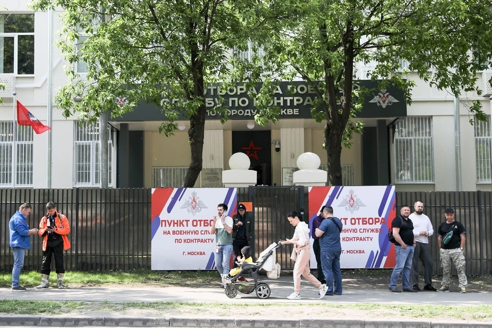 В единый пункт отбора контрактников в Москве приезжают из разных регионов страны. Фото: Софья Сандурская.