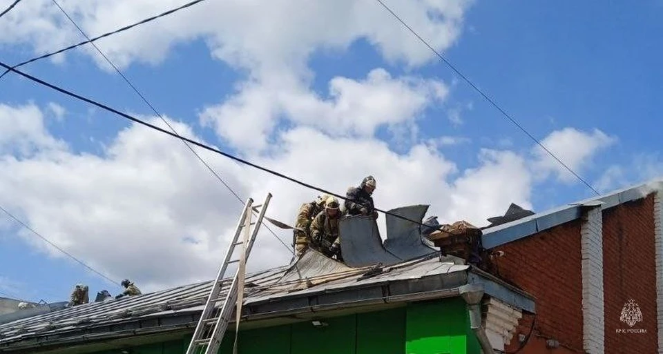 Пристрой и кровля магазина загорелись в Нижнем Новгороде