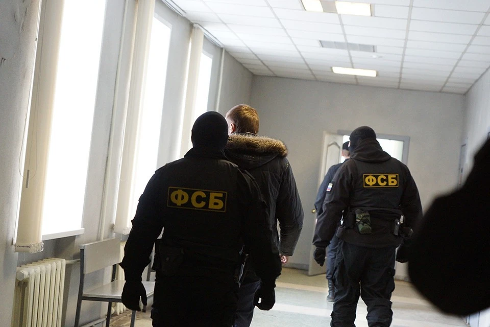 По данным ФСБ, установлен сотрудник спецслужбы Украины, который в рамках подготовки к теракту руководил завербованными