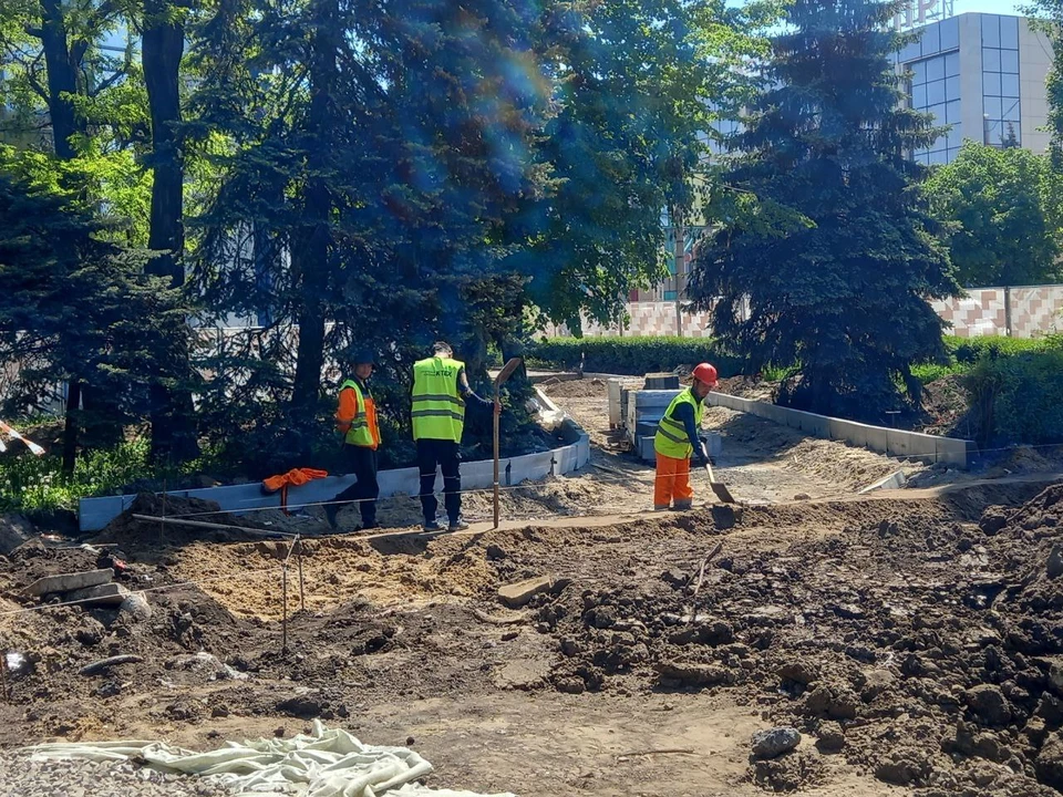 Специалисты из комплекса городского хозяйства Москвы восстанавливают сквер