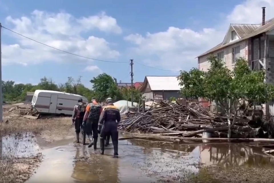 Спасатели помогают жителям городов, из которых уходит вода Фото: МЧС России