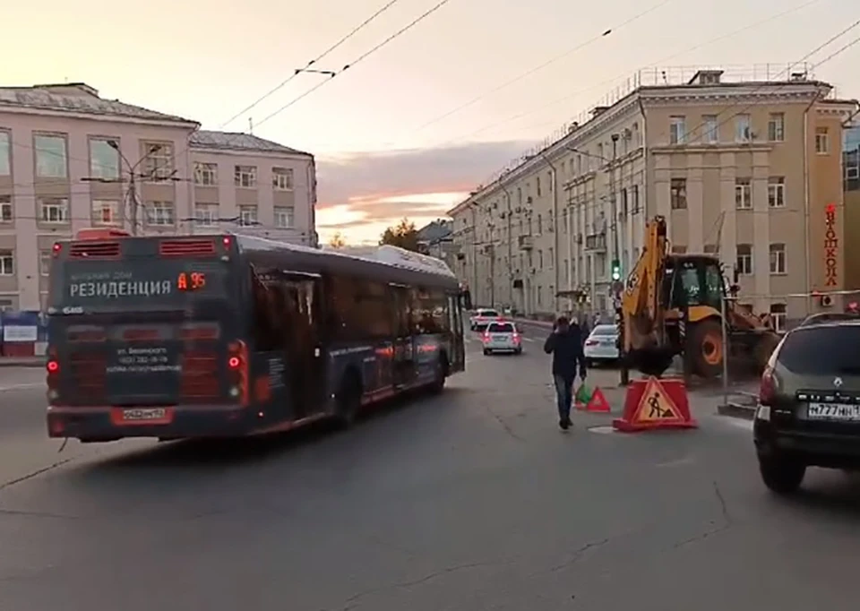 20-летнего нижегородца сбил трактор в центре Нижнего Новгорода.