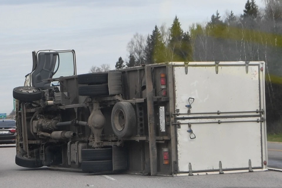 Водитель грузовика скончался при аварии в Хабаровском крае