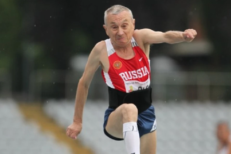Среди спортсменов от 80 до 84 лет Феликс Александрович победил в прыжках в длину. Фото: gorsport51.ru/