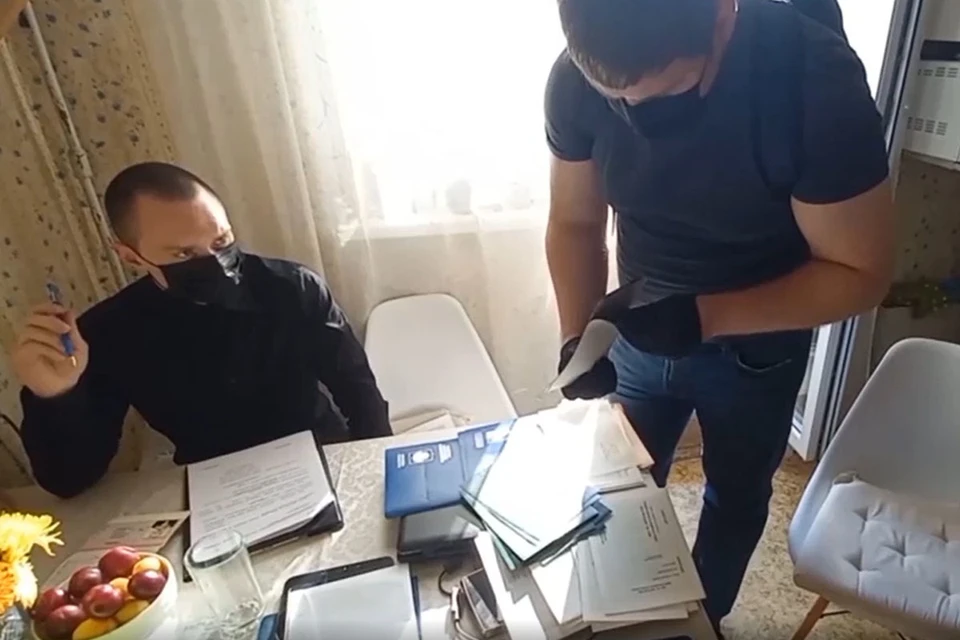 Сотрудники Федеральной службы безопасности совместно с МВД России пресекли канал незаконной миграции в форме легализации иностранных граждан на территории нашей страны.
