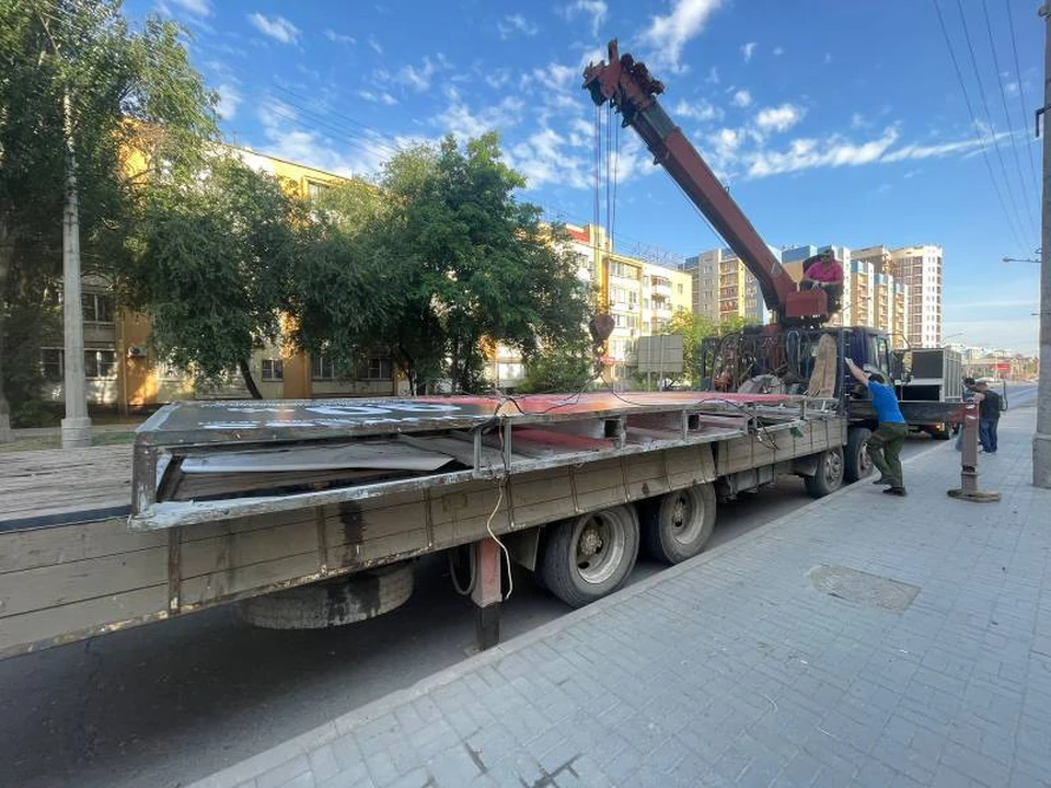 В центре Астрахани за неделю демонтировали свыше ста нелегальных рекламных конструкций