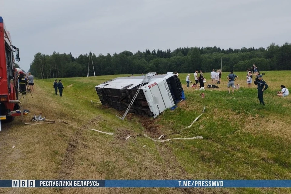 Под Витебском перевернулся туристический автобус с пассажирами. Фото: телеграм-канал МВД