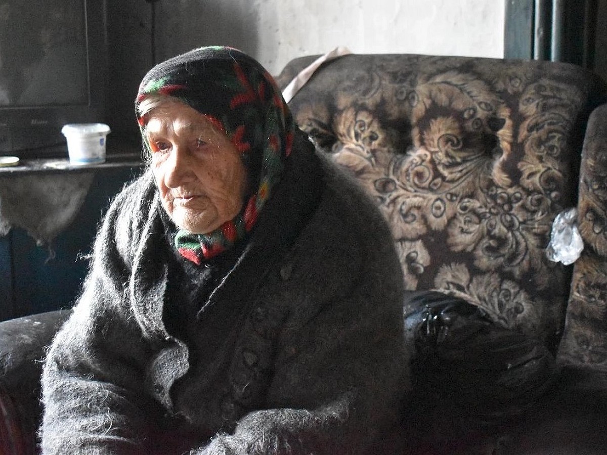 «Есть трое внуков, но никому не нужна»: 100-летняя бабушка живет одна в  развалившемся доме - KP.RU