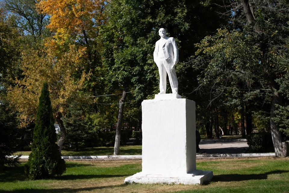 Стал самара. Скульптурные памятники Самары памятник Ленину в Самаре. Памятники в Самаре белый во дворе.