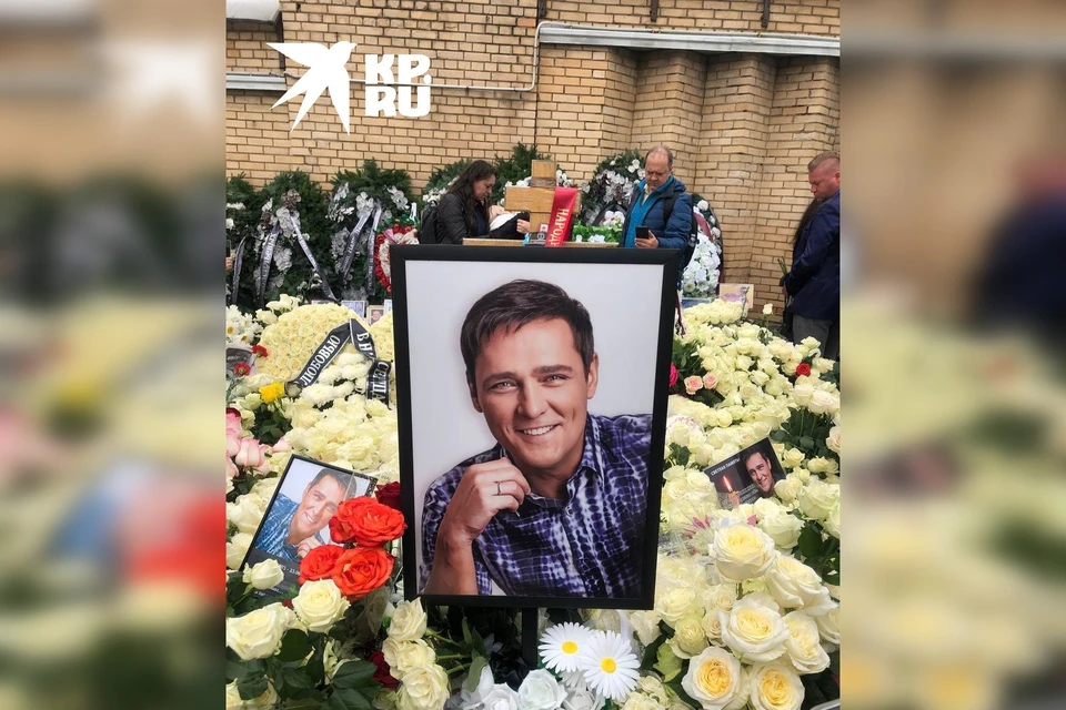 Несмотря на дождь и холодную погоду у могилы кладбища вплоть до закрытия были гигантские очереди