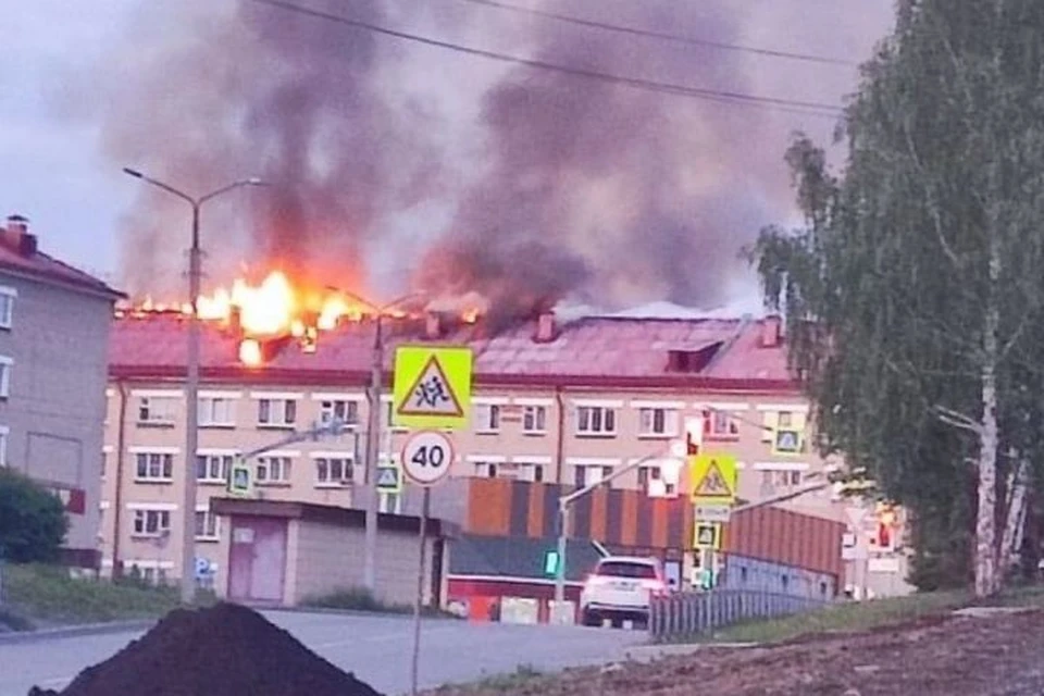 Огонь захватил крышу здания Фото: Инцидент.Первоуральск, vk.com/inc196