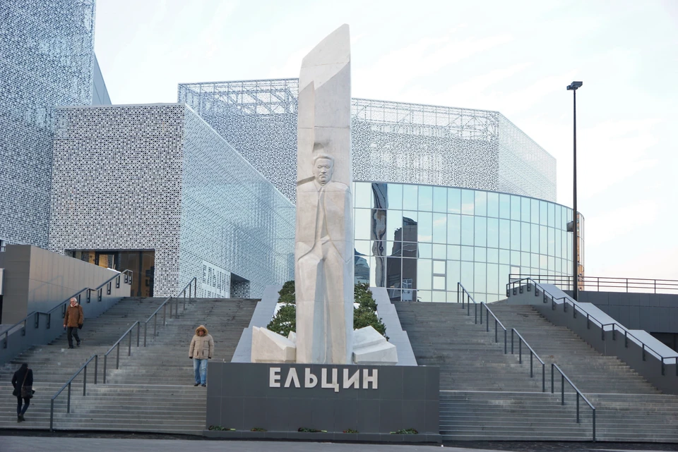 Центр находится в непростой ситуации и вынужден давать отпор