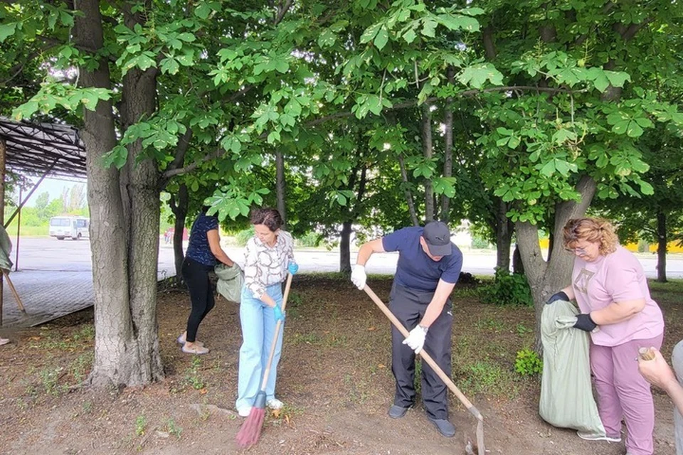 В ходе субботника был убран видимый мусор, ветки, очищены бордюры. ФОТО: t.me/krasnyluchpress