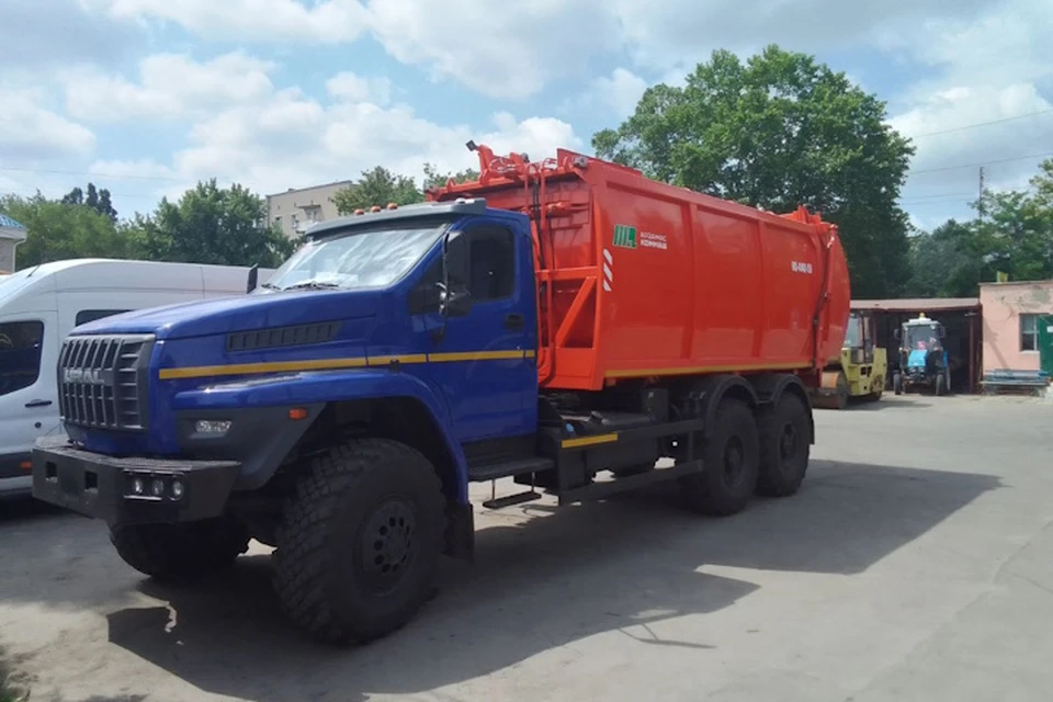 В город передали новый автомобиль для вывоза мусора Фото: Новокаховская администрация