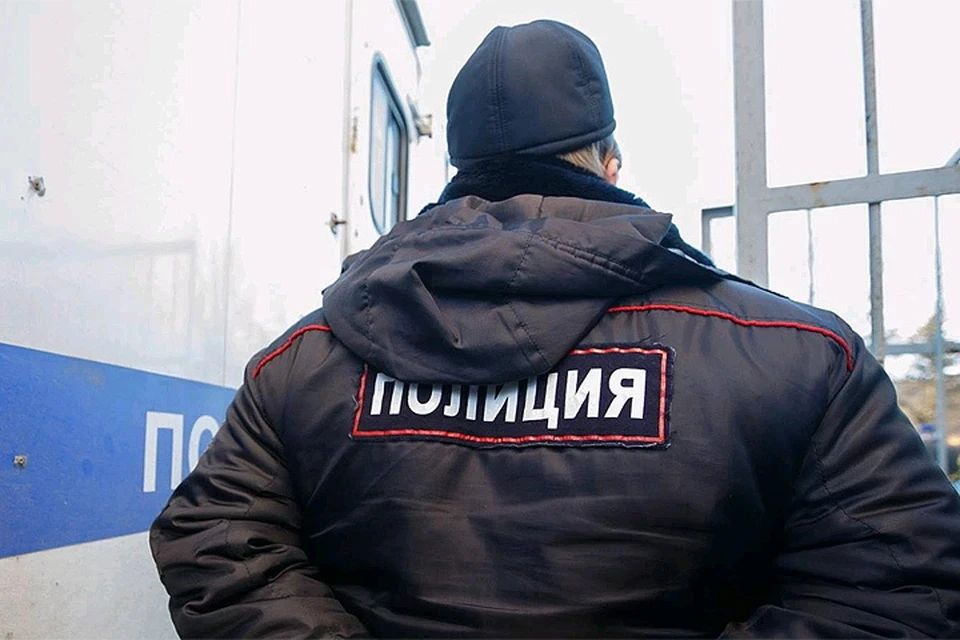 Сотрудники полиции устанавливают личности нарушителей