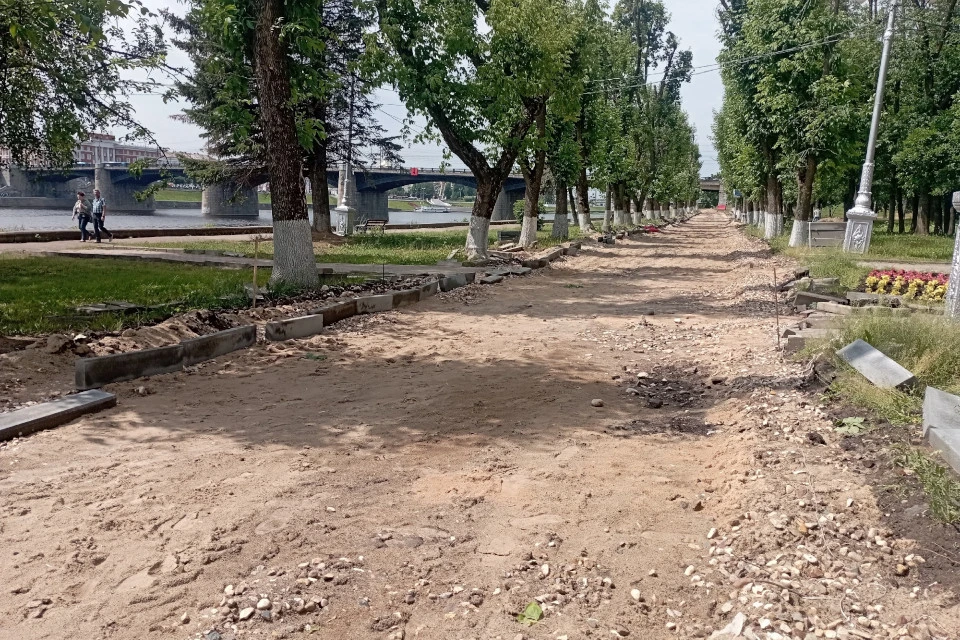 Сейчас тротуар в сквере перекопан и засыпан песком, вдоль которого лежит новый бортовой камень.