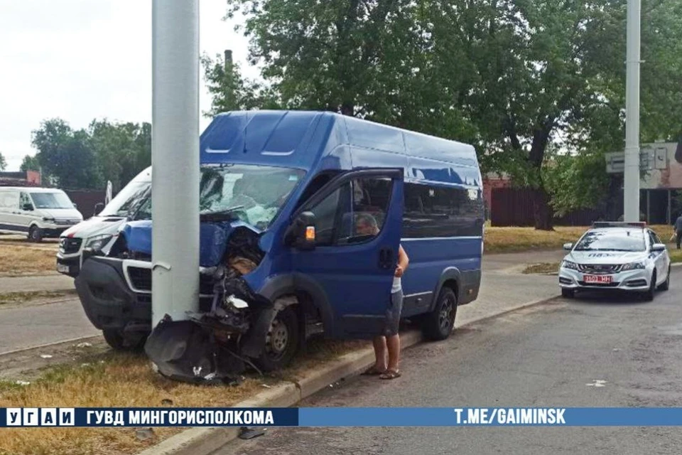 В Минске маршрутка врезалась в столб. Фото: УГАИ ГУВД Мингорисполкома