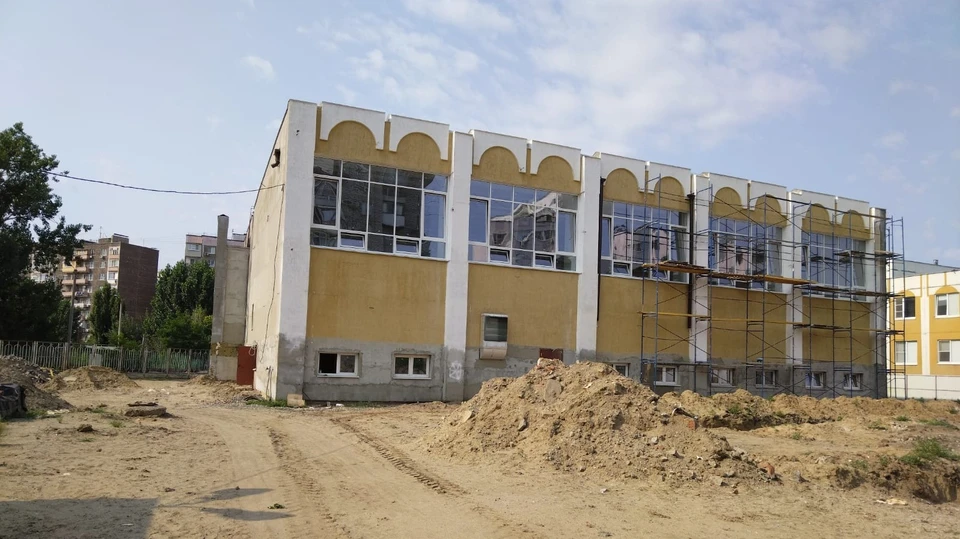 В микрорайоне Бабаевского при школе №28 строится новый двухэтажный спортивный комплекс