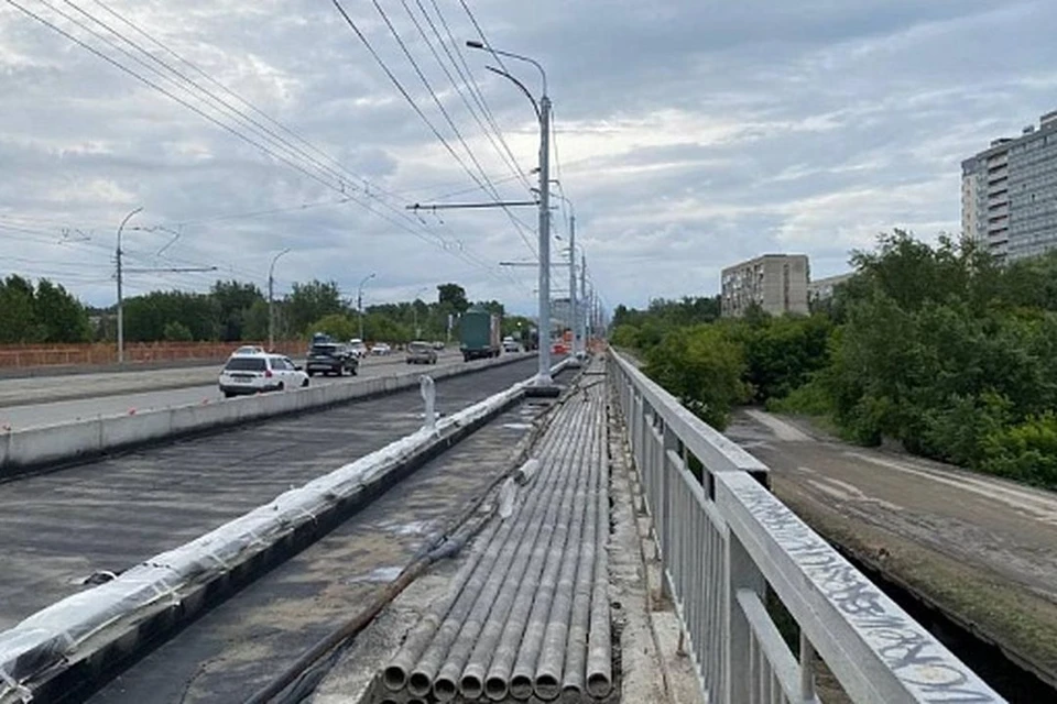 Мост должны отремонтировать к середине октября. Фото: пресс-служба мэрии Новосибирска.