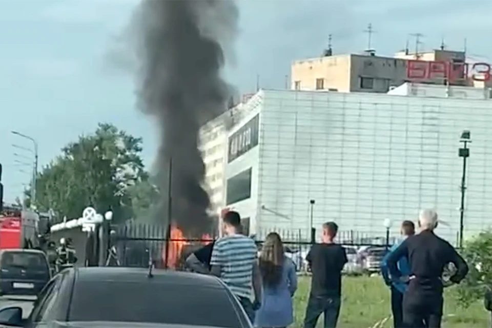 Больше часа тушили загоревшуюся иномарку на проспекте Маршала Жукова. Фото: скриншот видео