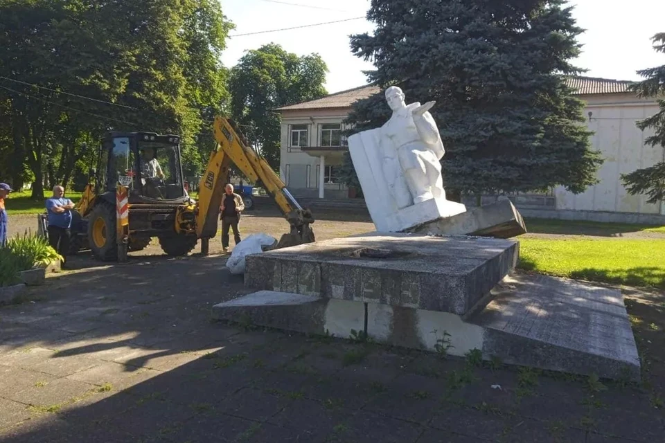 Демонтаж памятника в селе Угерско Львовской области на западе Украины