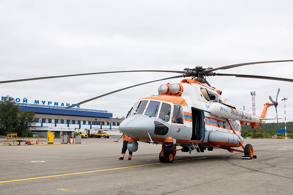 Первый арктический вертолет Ми-8 поступил на службу МЧС Мурманской области от Северо-Западного авиационно-спасательного центра МЧС для экстренного реагирования в случае чрезвычайных ситуаций.