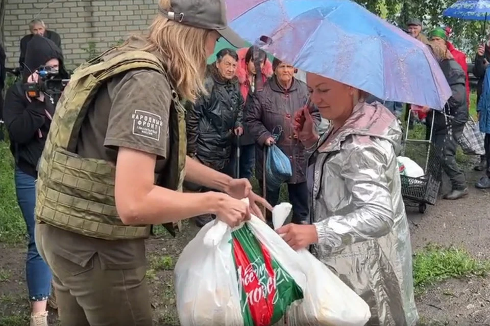 Народный фронт поддерживает сельчан и регулярно привозит им гуманитарную помощь, без нее выжить в поселках было бы очень тяжело. ФОТО: Народный фронт (скриншот)