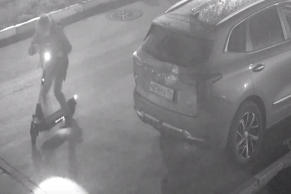 В Новосибирске водитель электросамоката влетел на скорости в припаркованный автомобиль. Фото: скрин-шот "Наш дом Слобода" // "ВКонтакте".