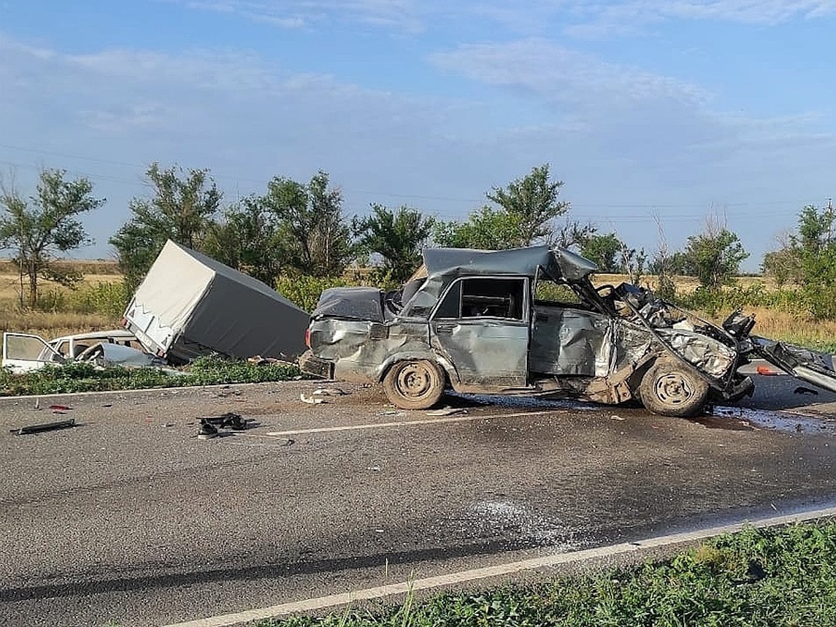 Водитель погиб в лобовом ДТП с двумя ВАЗами в Волгоградской области - KP.RU