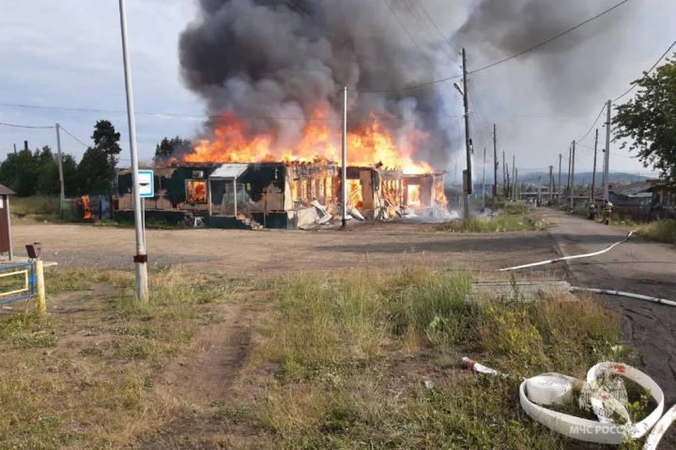 В Усть-Илимском районе огнем охватило деревянное здание магазина