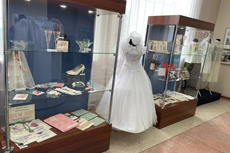 В Искитимском городском историко-художественном музее открылась ретро-выставка свадебной одежды и атрибутики. Фото: ЗАГС НСО