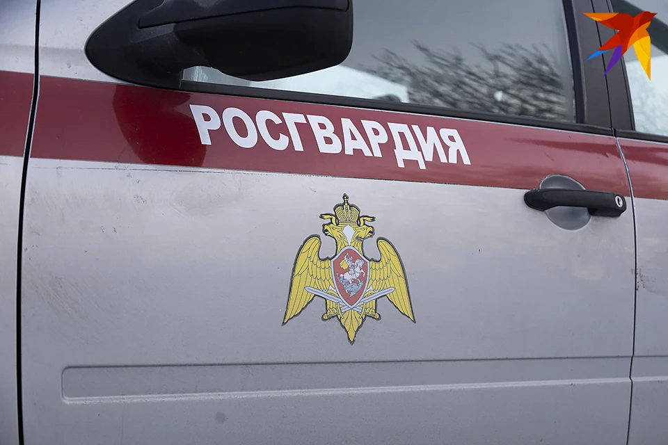 На месте происшествия по сигналу тревоги выезжали сотрудники Росгвардии.