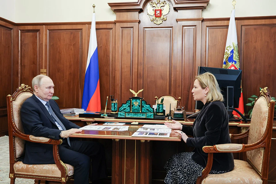 Любимова сообщила Путину об открытии нового реставрационного центра в Ленобласти. Фото: Александр Казаков/пресс-служба президента РФ/ТАСС