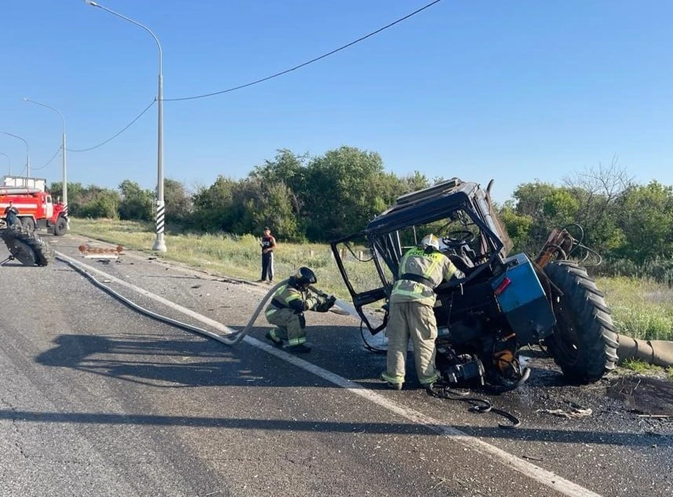 В Волгоградской области на видео попал таран фуры трактора
