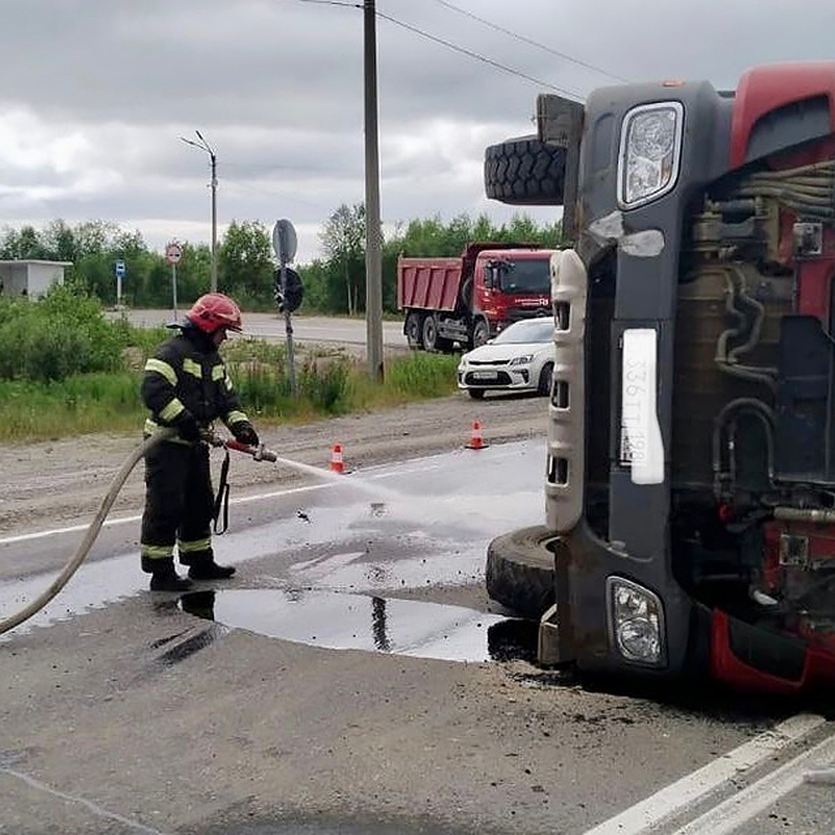 На дороге Апатиты-Кировск перевернулся грузовик с песком - KP.RU