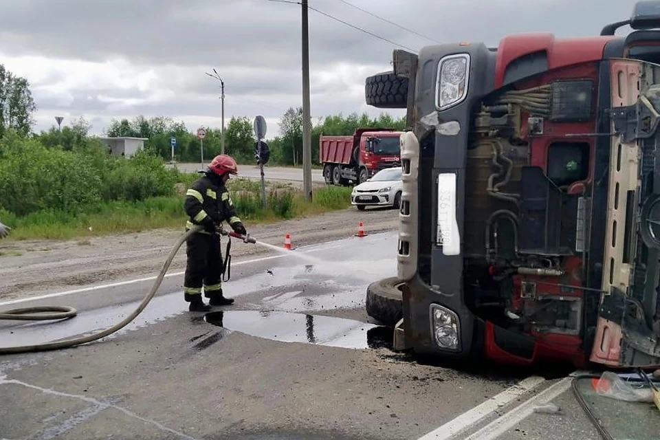 Под Кировском 7 июля опрокинулся грузовик Mercedes с песком, пострадал человек. Фото: Управление по ГОЧС и ПБ Мурманской области